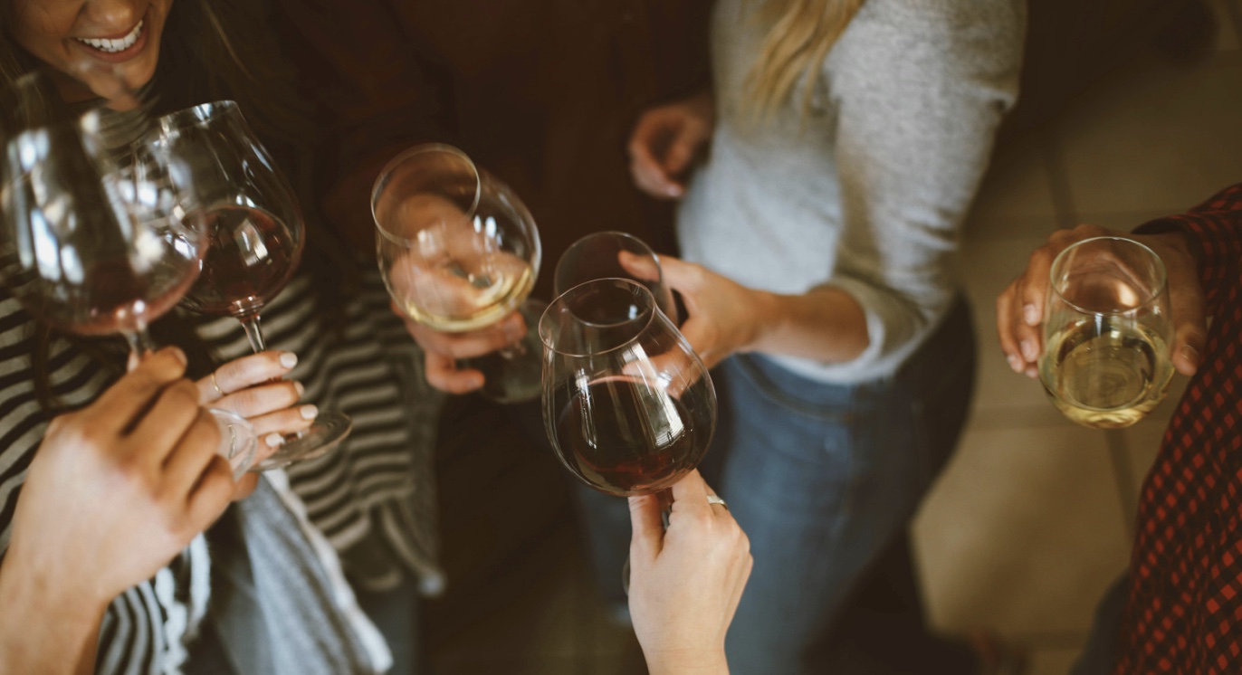 Вино в подарок женщине: редкие и необычные идеи к 8 Марта